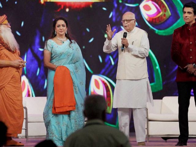 श्रीकृष्ण महोत्सव में धर्मेन्द्र और हेमा मालिनी दिखे अपने रंग में