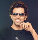 With whom Hrithik Roshan is on vacation?