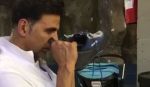 खिलाड़ी अक्षय कुमार अपने ही जूते को सूंघ कर क्‍या कर रहे हैं, देखें वीडियो