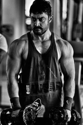 Muscular,rough and tough look of Aamir's 'Dangal' out !