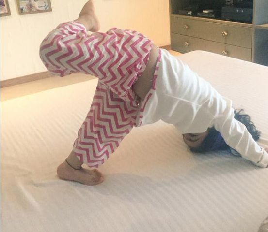अक्षय की बेटी नितारा भी कर रही है योगा को सपोर्ट