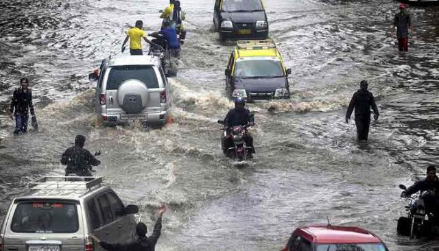 मुंबई की मूसलाधार बारिश से बॉलीवुड स्टार भी हुए परेशान