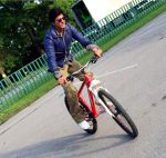 किंग खान ने सड़को पर चलाई साईकल