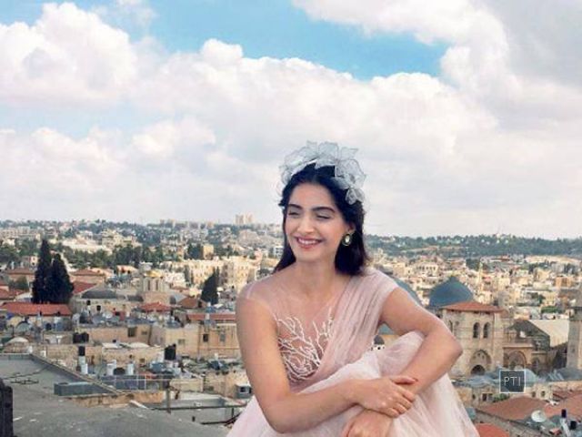 Veere Di Wedding;Sonam takes off to Los Angeles to finalize her look