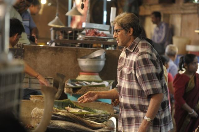 OMG ! Amitabh Bachchan caught buying fish in Kolkata