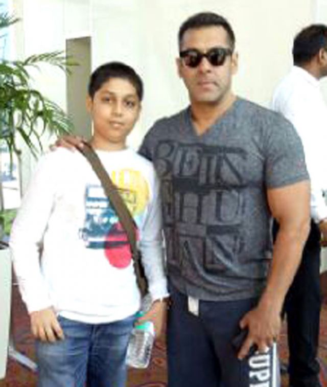 Salman with his younger fan at the airport