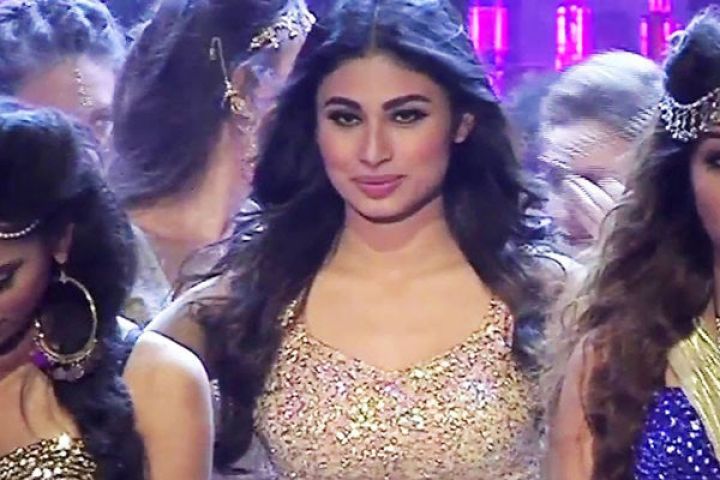 Watch video: Mouni Roy is flaunting dance moves for a number