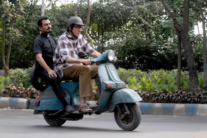 कोलकाता की सड़कों पर नवाजुद्दीन के साथ स्कूटर चलाते नजर आए बिग-बी
