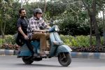 कोलकाता की सड़कों पर नवाजुद्दीन के साथ स्कूटर चलाते नजर आए बिग-बी