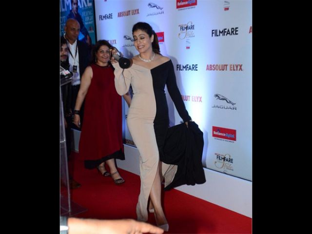 Kajol went through an embarrassing moment at award night !