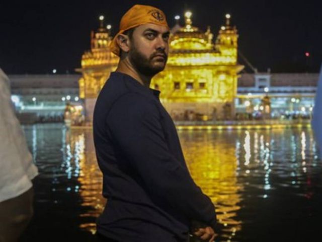 शूटिंग से थोड़ा वक्त निकालकर आमिर पहुंचे स्वर्ण मंदिर