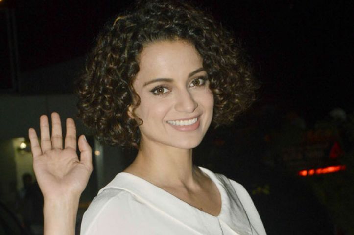 Kangana captured showing her toned abs