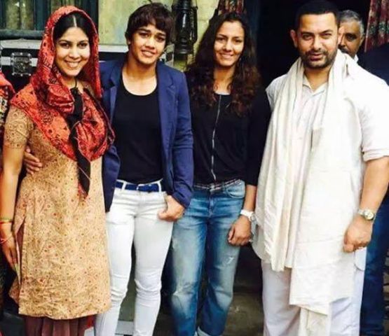 भारतीय रेसलर चैम्पियन से मिले आमिर और साक्षी