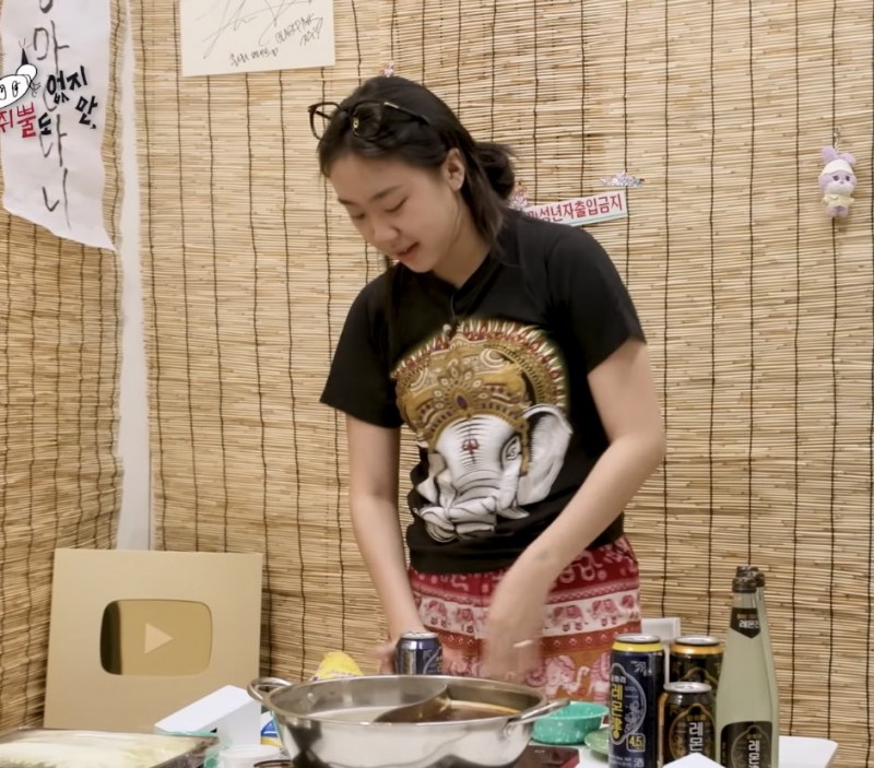 Lee Youngji wear ganesha t-shirt while consuming alcohol