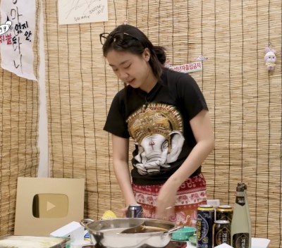 Lee Youngji wear ganesha t-shirt while consuming alcohol