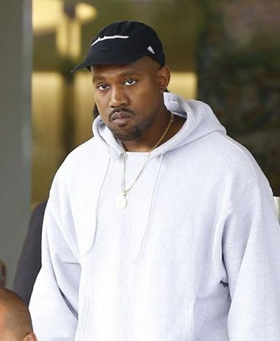 Rapper Kanye West steals jewellery from a fashion show, caught on camera