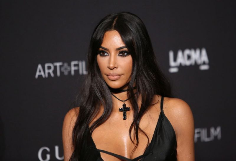 Kim Kardashian raises the temperature by  flaunting  her cleavage, check out the hot pictures here