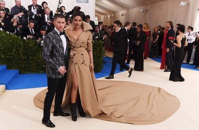 Priyanka and Nick show love between the two on social media