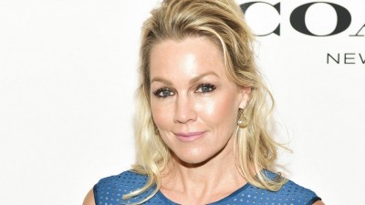 Jennie Garth recalls the time she and '90210' costar Luke Perry were put in a 'zoo cage'