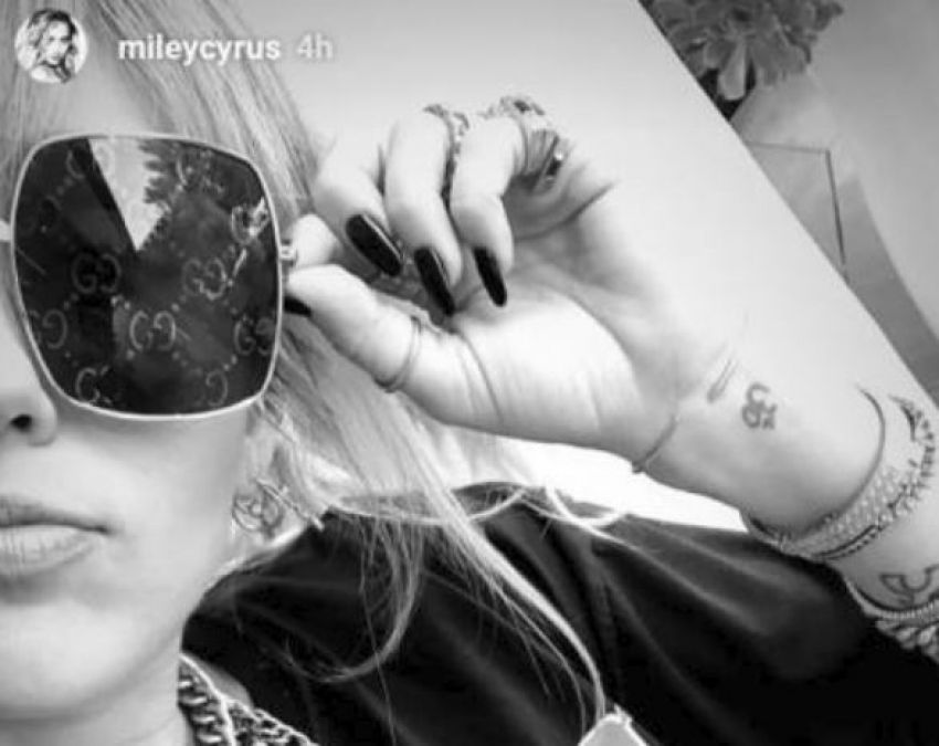 Miley Cyrus flaunts 'Om' tattoo, check out the picture here