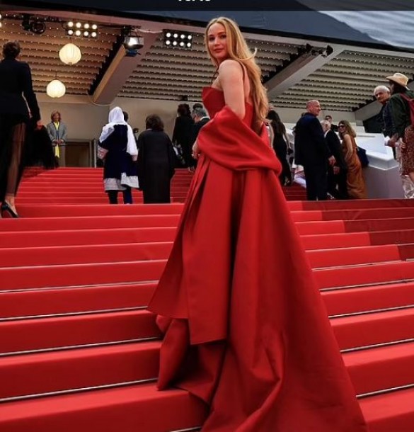 At Cannes, Jennifer Lawrence forgoes heels in favor of flip-flops