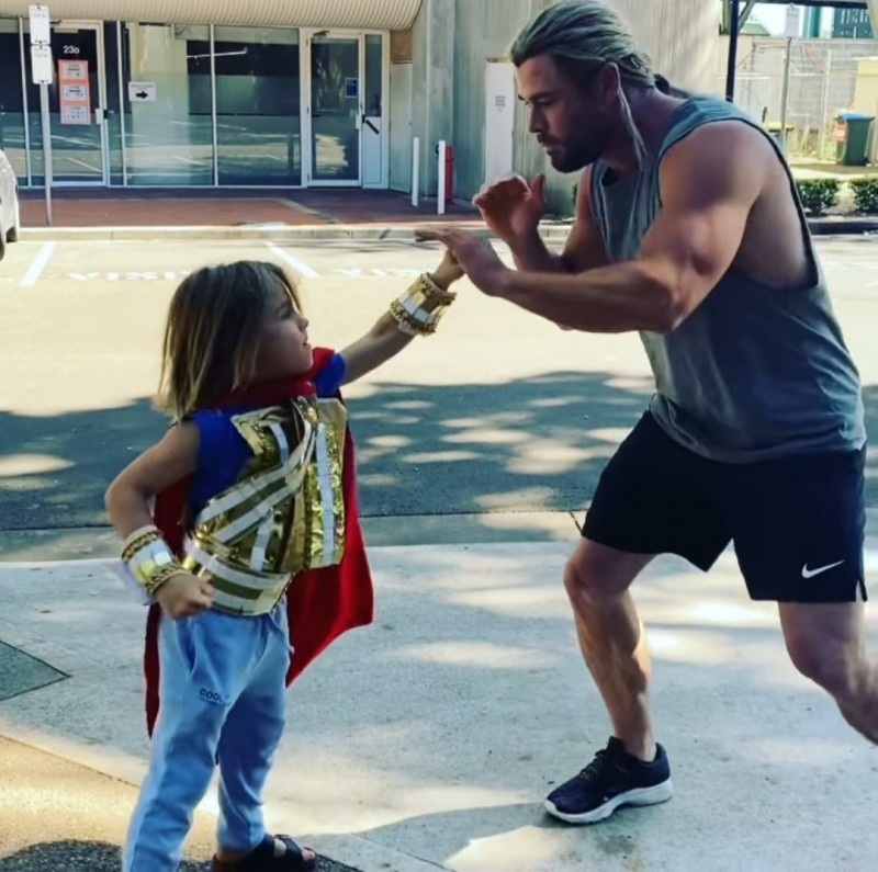 Chris Hemsworth on His Son's Wish to be Superman Instead of Thor ...