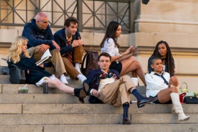 Gossip Girl Reboot star cast recreates the iconic steps moment