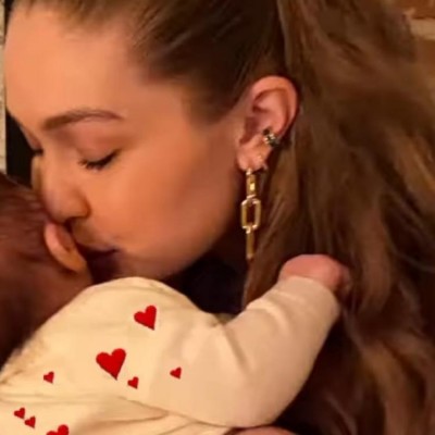 Gigi Hadid kisses on baby ZiGi in a heartwarming pic, check it out here