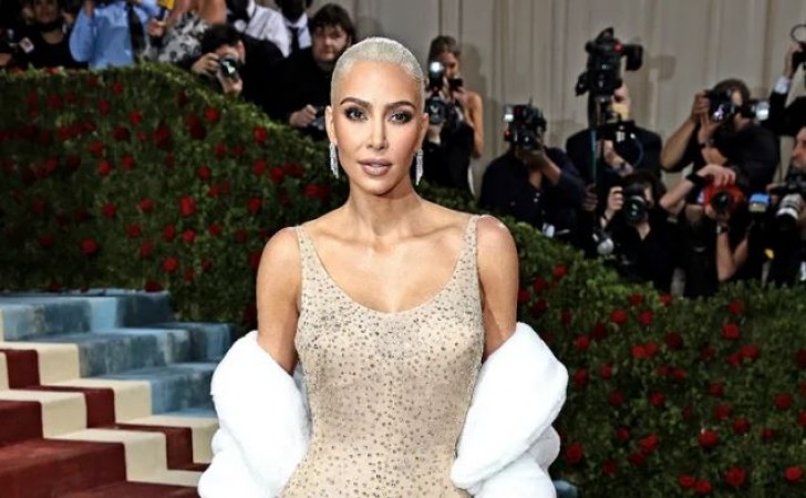 Kim Kardashian photoshopped her neck muscle in a viral poolside photo?