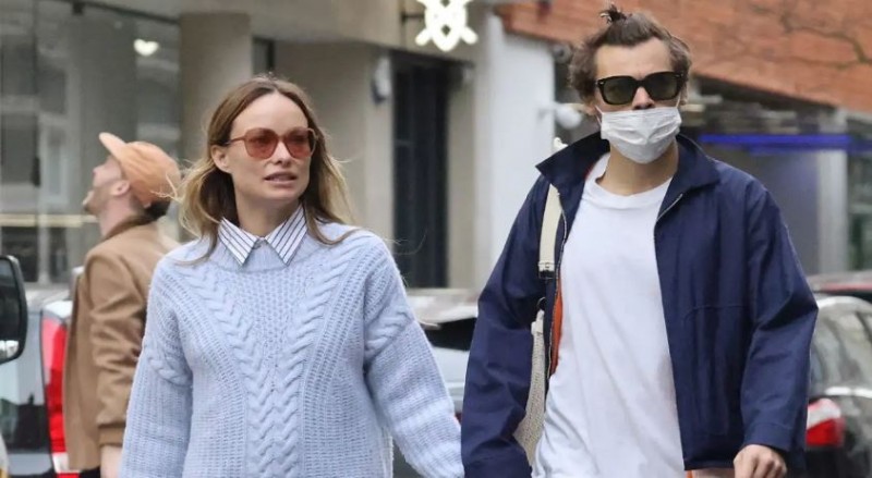 With a passionate kiss, Harry Styles and Olivia Wilde put an end to split rumours!