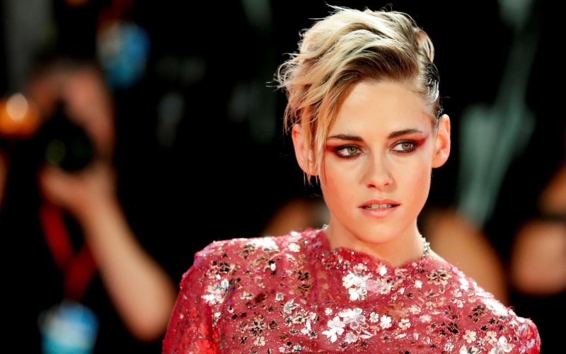 Hollywood star Kristen Stewart checks out her GF's account