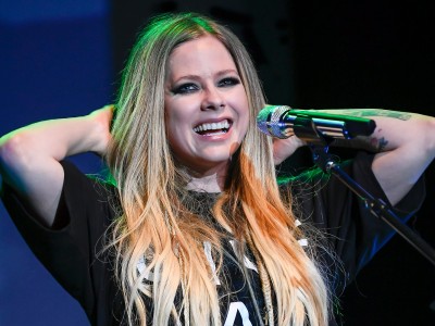 हॉलीवुड की बेस्ट सिंगर Avril Lavigne आज मना रही है अपना जन्मदिन