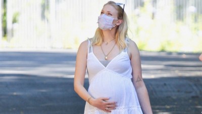 Sophie Turner shares her pregnancy pictures; see here!
