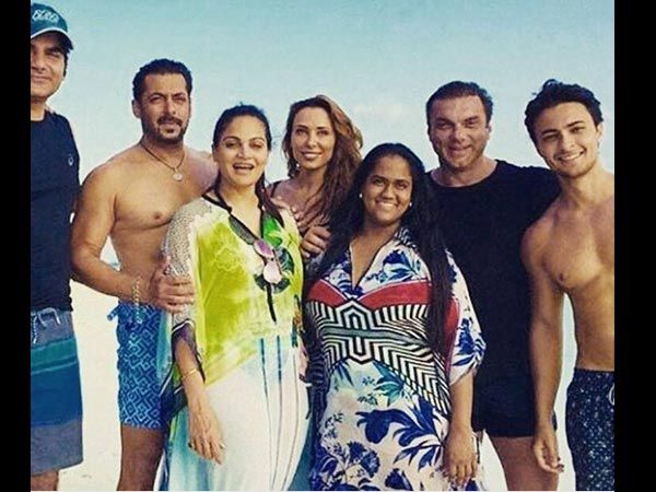 Watch the pictures of The Khan Family enjoying in Maldives