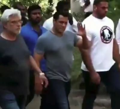 Watch: Salman Khan waves at the fans screaming his name in Maheshwar