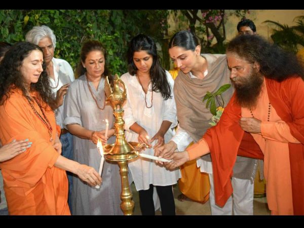 Take a look at Deepika Padukone's simplicity while performing Ganga Puja