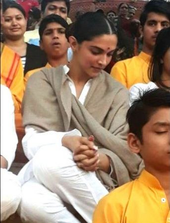 Take a look at Deepika Padukone's simplicity while performing Ganga Puja