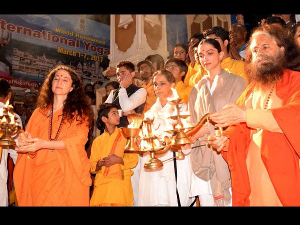 Take a look at Deepika Padukone's simplicity while performing Ganga Puja