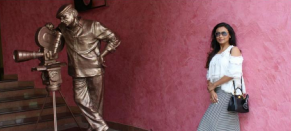 Photo! Rani Mukerji poses with the statue of Yash Chopra