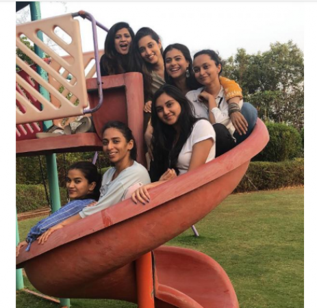 Kajol is enjoying with her girl gang, have a look