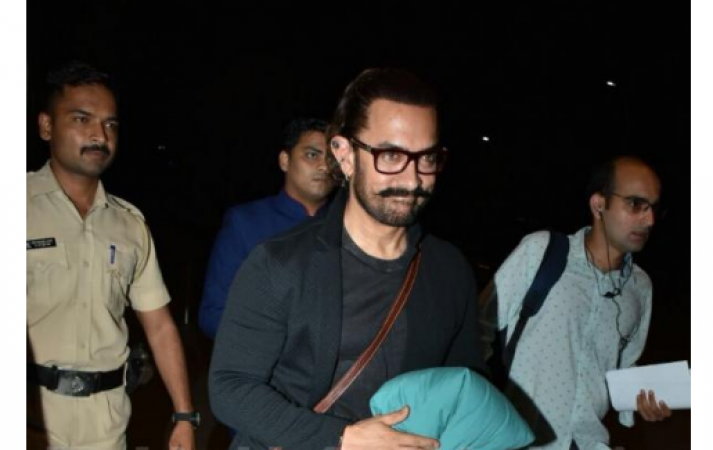 Photo! Aamir Khan all smiles for the media at the airport
