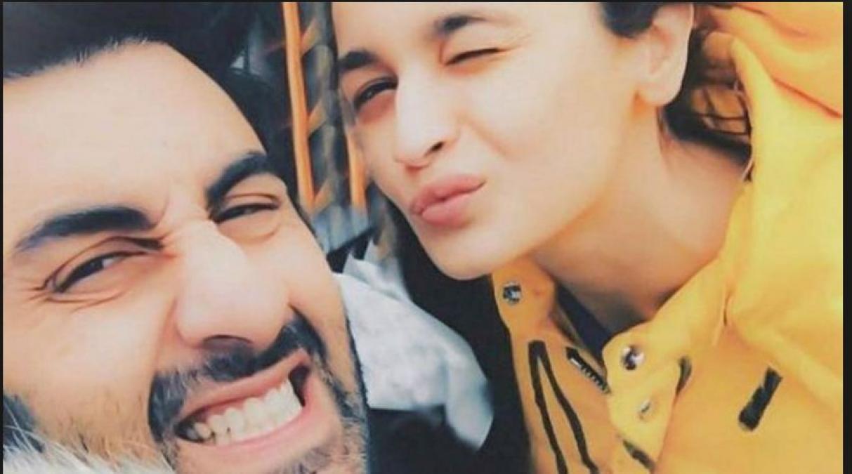 Alia Bhatt shows that she is madly in love with Ranbir Kapoor…check video inside