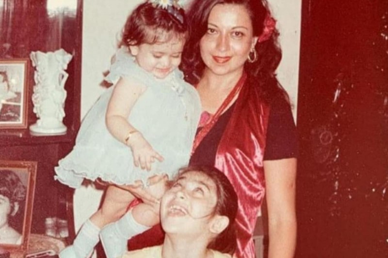 Kareena and Karishma Kapoor share photo with mother on her birthday 