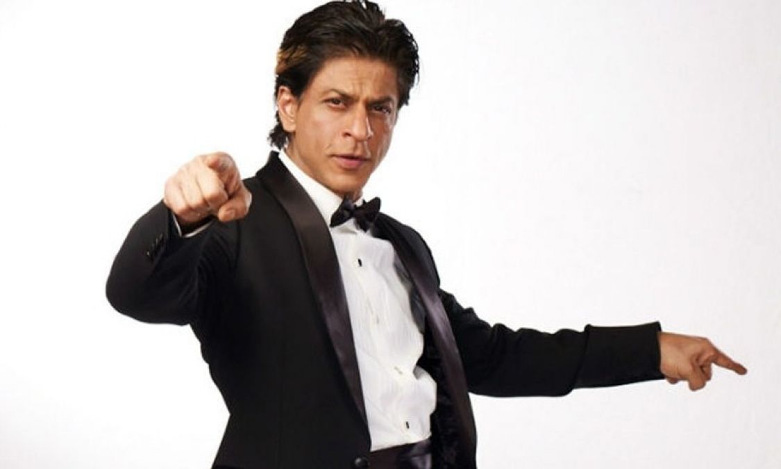 Watch: Shah Rukh Khan surprises fans with his Chaiyya Chaiyya performance