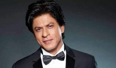 Shah Rukh Khan snapped at the immigration desk, check pic here