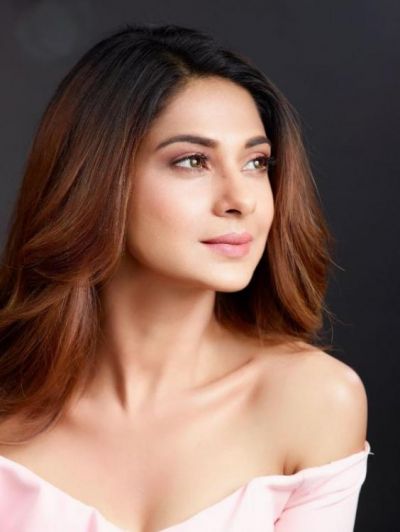 Jennifer Winget says,I have a loving family and awesome friends and  doesn't feel love lacks it in her life