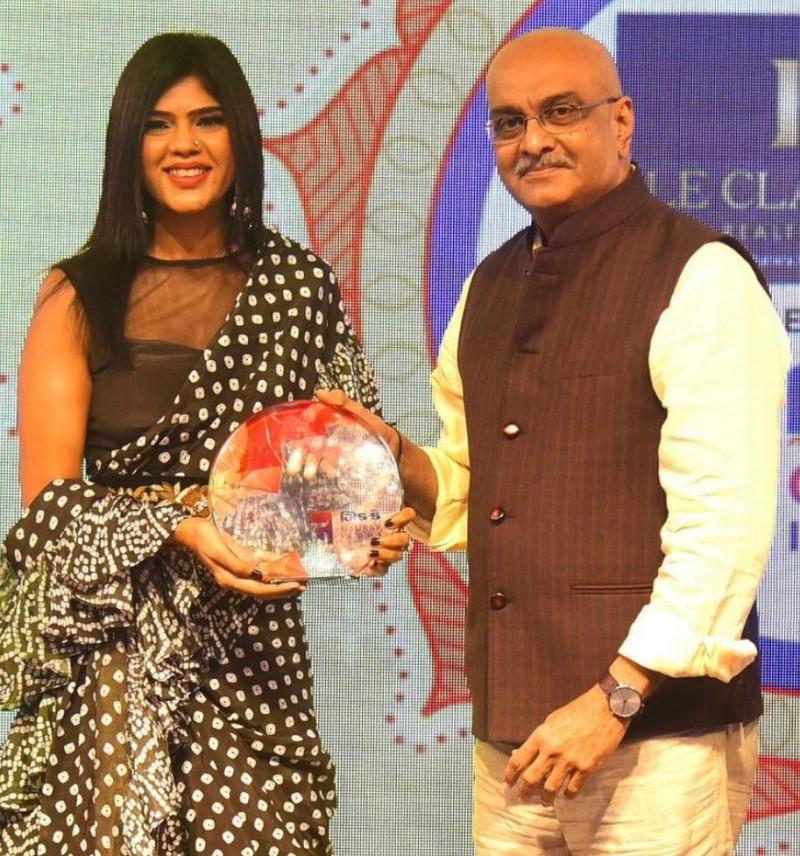 Khushi Shah bags Best Actress Award for Affra Taffri at Mid Day Gaurav Icons 2020