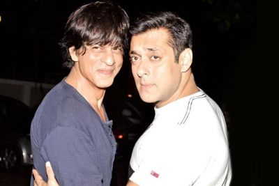 Shah Rukh Khan sings ‘happy birthday’ for Salman Khan in a gathering