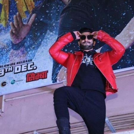 Ranveer Singh dances on rooftop at Mumbai cinema hall, check out the video here