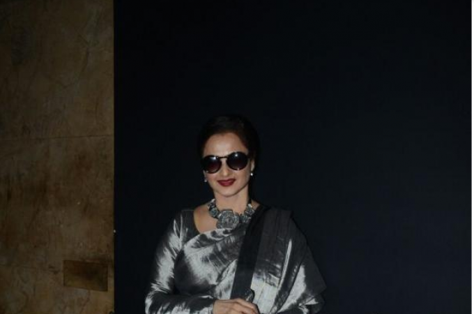 Photo! Rekha looks alluring in her all-black sari at the special screening of 'Padmaavat'